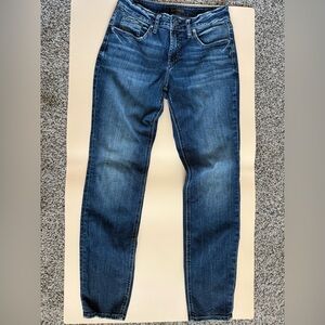 Silver jeans boyfriend jeans 27x29. Distressed dark denim